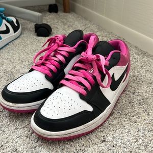 Air Jordan 1 Low SE 'Fuchsia'
